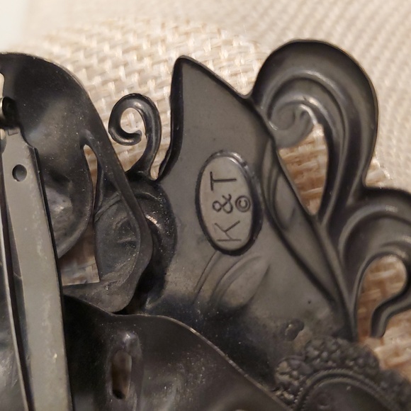 Mardi Gras Tricolored Mask Brooch - Picture 3 of 6